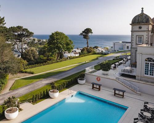 Luxury cornish hotel completes modular outdoor pool 
