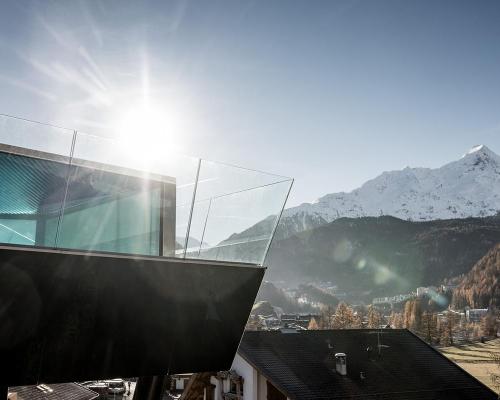 Das Central, Sölden’s new rooftop spa area connects guests with the outdoors