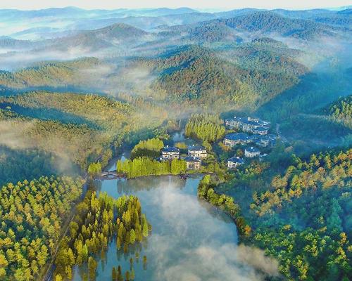 The Health Resort is situated around 180km from Shanghai West in a secluded nature haven with views of mountain ranges, lakes and lush hillside tea farms 