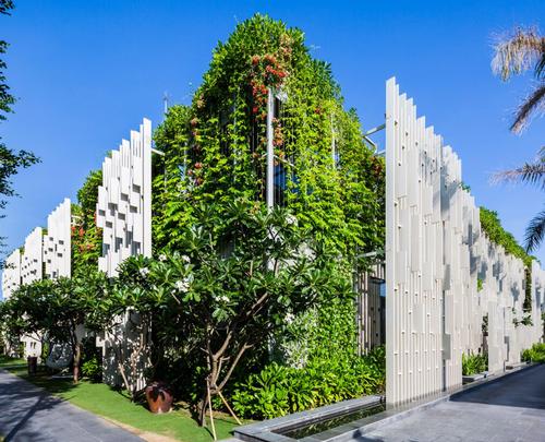 The spa’s facade is composed of lattice patterns intertwined with vertical gardens 