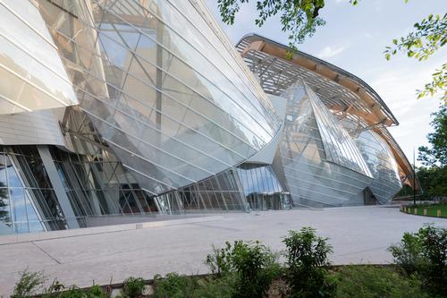 French President among guests at Louis Vuitton Foundation launch