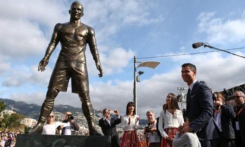 The statue was unveiled by Ronaldo at the CR7 Museum in Madeira 