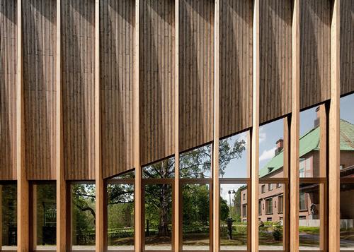 The wooden structure aims to bring the outside in and nestle into the landscape 
inconspicuously 