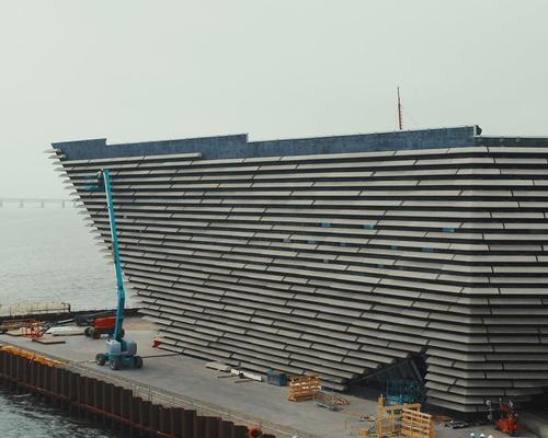 Huge cast stone panels being hung on the curving walls of Kengo Kuma’s V&A Dundee; Scotland's first design museum
