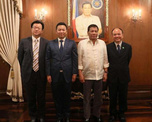 Dr. Yang Zhihui (second from left) with President Rodrigo Duterte (third from left)