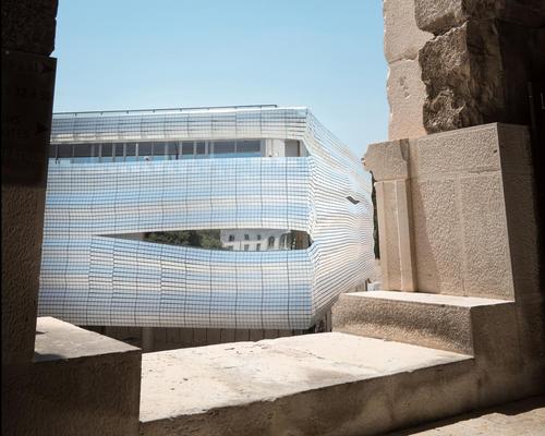 The design seeks to contrast the ancient heritage of the Arena of Nîmes with contemporary architecture