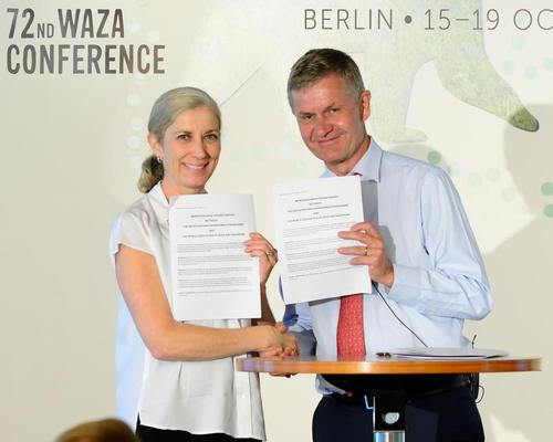 The five-year Memorandum of Understanding was signed by UN Environment executive director Erik Solheim and WAZA president Jenny Gray