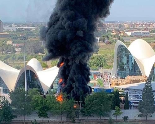 Pictures taken at the scene showed a thick column of black smoke rising from the aquarium