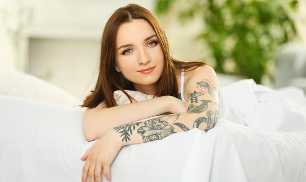 Most people are unaware of the health risks of getting a tattoo. / photo: shutterstock/Africa Studio