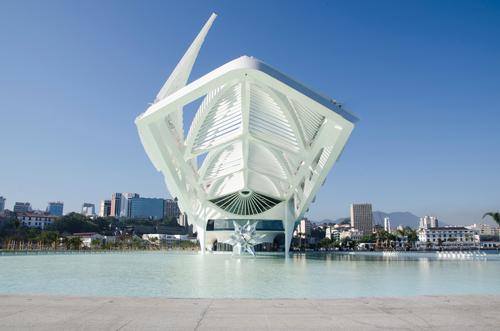 Public gardens, a pedestrian walkway and bike paths are located around the museum and a vast reflection pool extends from the front of the museum to the bay