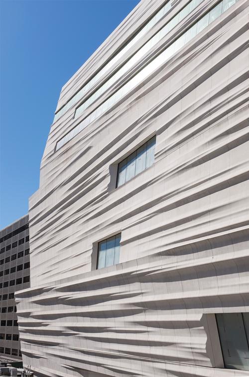 Strikingly, the eastern façade of Snøhetta’s expansion comprises of more than 700 uniquely-shaped crystal-embedded fibreglass reinforced polymer panels, fixed to a curtain-wall system / SFMOMA