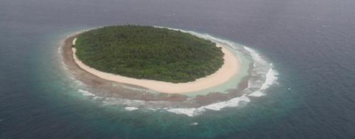 The island has a natural port, allowing boats and seaplanes to berth without interfering too much with the natural landscape / Debutesq Group