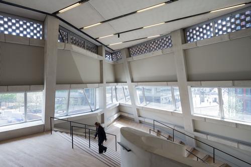 Windows throughout the extension look out towards London / Iwan Baan
