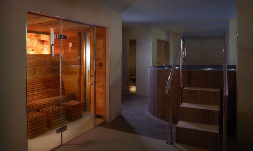 In addition to the spa’s existing Relaxation Pool, The Bath House has been installed with a Vitality massage pool, a Himalayan salt-infused sauna and a new Blossom Steam Inhalation Room / Royal Crescent Hotel and Spa