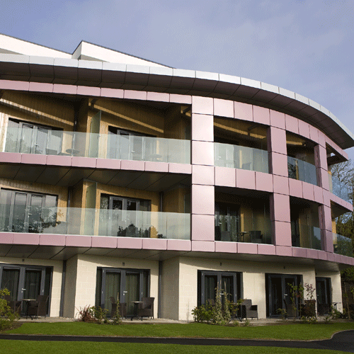 The Kingsclub and Spa debuts
