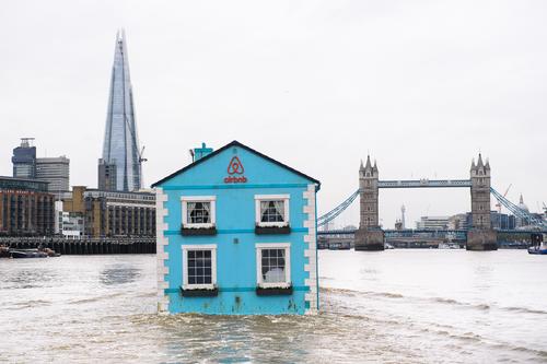 The house on the Thames with the Shard and Tower Bridge in the distance / Airbnb.com, Photography by Mikael Buck