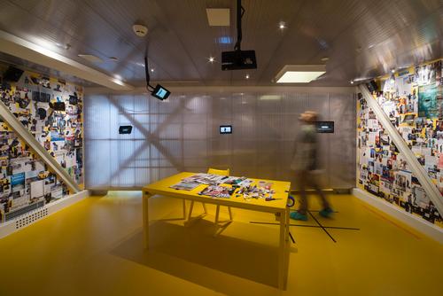 The media-inspired yllow room by MKF&AT and Bosnic+Dorotic looks at coverage related to the statue / Museum of Apoxyomenos