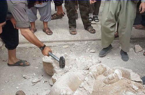 The call comes after ISIS's deliberate attacks on Iraq's historical sites / Abdou Mosul The call comes after ISIS's deliberate attacks on Iraq's historical sites / Abdou Mosul