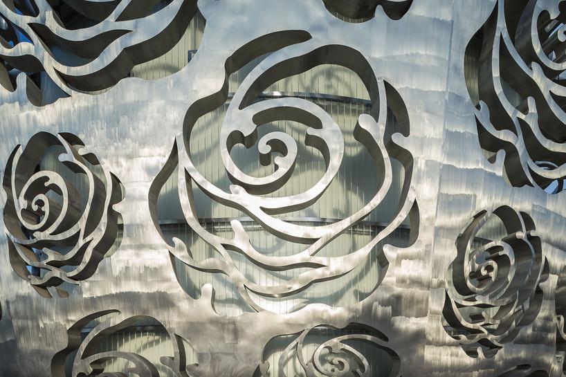 Rose patterns cover the skin of the building / Xiao Kaixiong