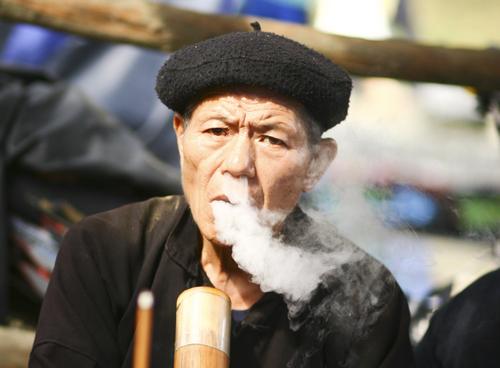 Smoking in Hanoi has been banned at several major tourist attraction / Tran Giap / Shutterstock.com