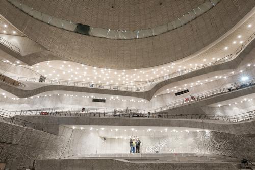 Interwoven tiers rise up the Grand Hall offering seating positions from every angle / Johannes Arlt