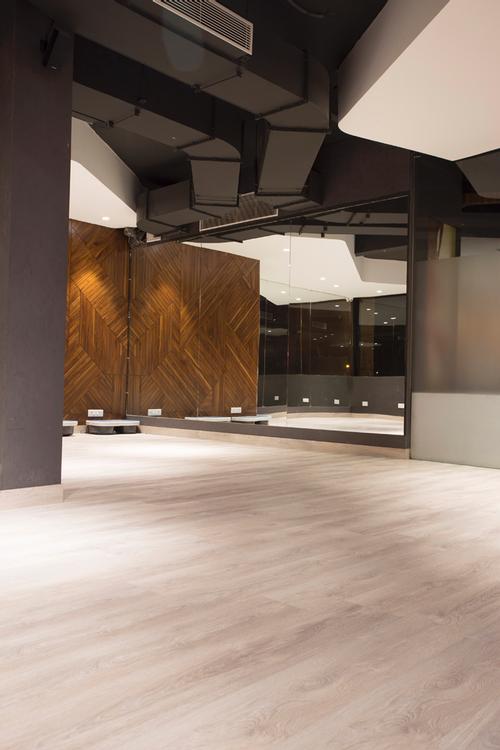 A multi-use sports area is located on the ground floor / Purnesh Dev Nikhanj
