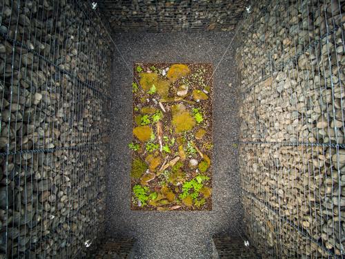Le Caveau by Christian Poules is made of stone gabions and earth / International Garden Festival