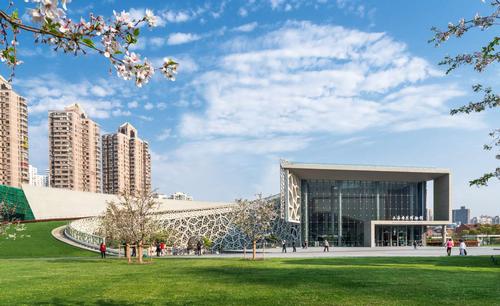 The main building follows a nautilus design / Perkins + Wills
