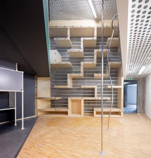 A labyrinth connects two floors / Adam Mørk