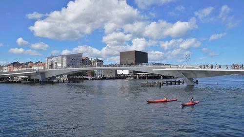 The bridge is the key component of a scheme to link the two parts of Copenhagen separated by the port, creating new pedestrian and traffic links
/ Studio Bednarski