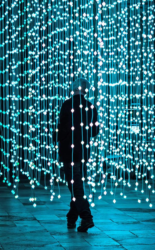 Thousands of points of light floating in space cleverly create immersive physical spaces