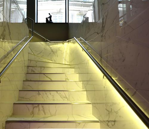 A marble staircase leads down into the spa area / Studio Apostoli