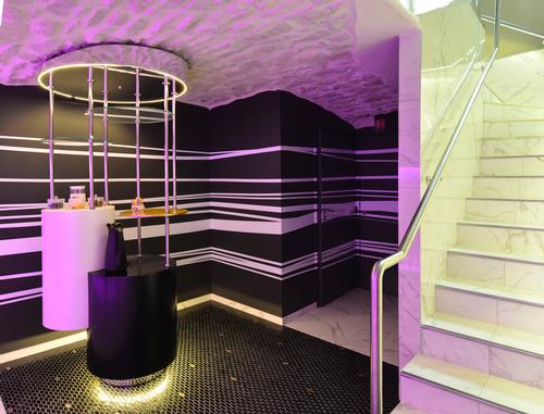 Lighting was used to create the illusion of a floating tea station / Studio Apostoli