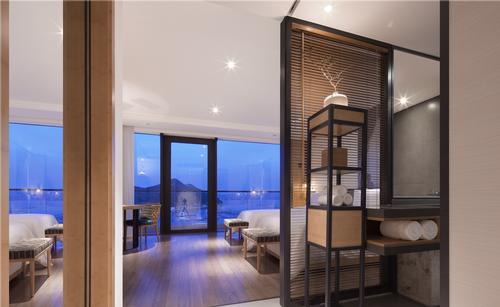 The guest rooms at the hotel look out towards the South China Sea / Jing Xu-Feng