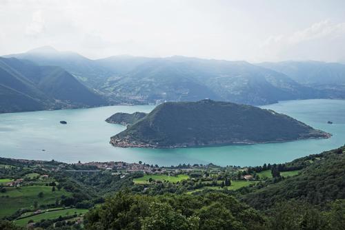 Lake Iseo with the town of Sulzano in the foreground, the island of Monte Isola in the center and the island of San Paolo on the left / Wolfgang Volz