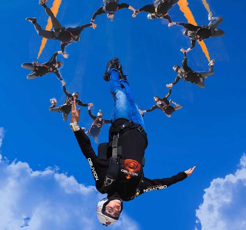 Skydive stunt promotes Gardaland's new dive coaster