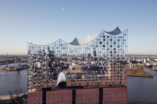 The 7,000sq m (75,347sq ft) roof consists of eight spherical, concavely bent sections that form an elegantly curving silhouette / Maxim Schulz