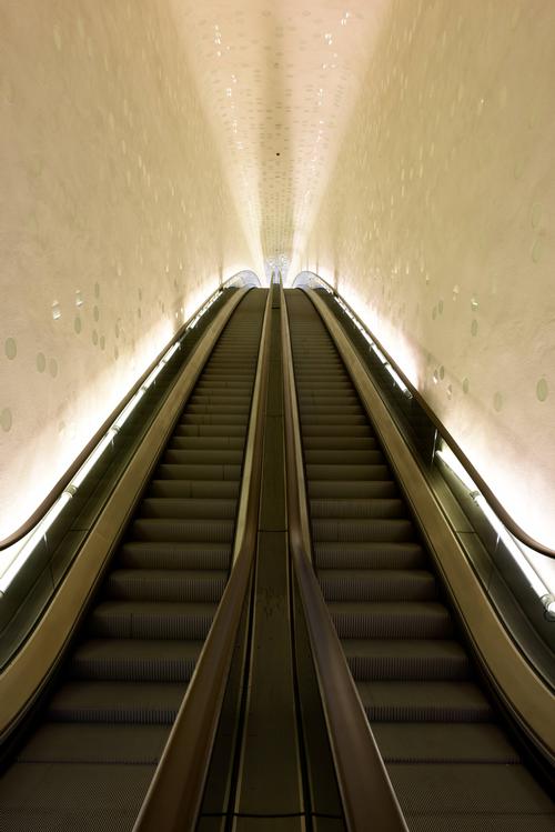 Visitors reach the deck, which is conceived as a public plaza, via an 82m long curved escalator / Michael Zapf