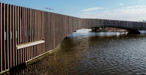 The bridge spans 25 metres and is made of concrete, wood and brick / Next Architects/Raymond Rutting