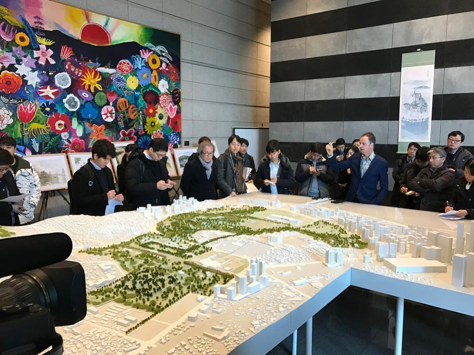 West 8 and their local partners have publicly presented their masterplan in Seoul's National Museum / West 8