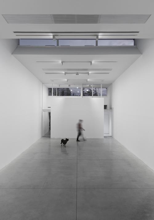 The gallery has been designed with permeance in mind, despite its temporary status / Gottesman-Szmelcman Architecture