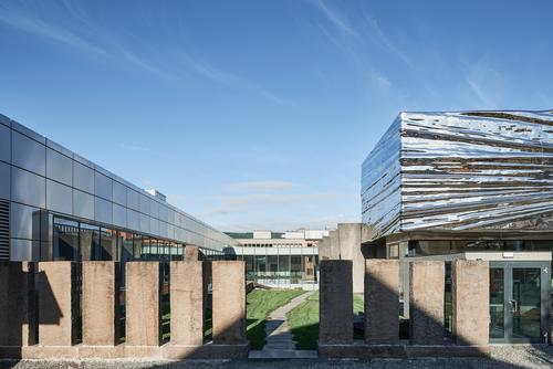 The cube is conceptually rooted in the sculptural idea of a shooting star