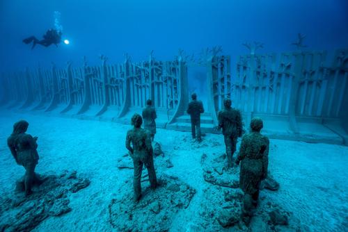 Crossing the Rubicon, is ‘intended to be a monument to absurdity, a dysfunctional barrier in the middle of a vast fluid, three-dimensional space, which can be bypassed in any direction' / Jason deCaires Taylor