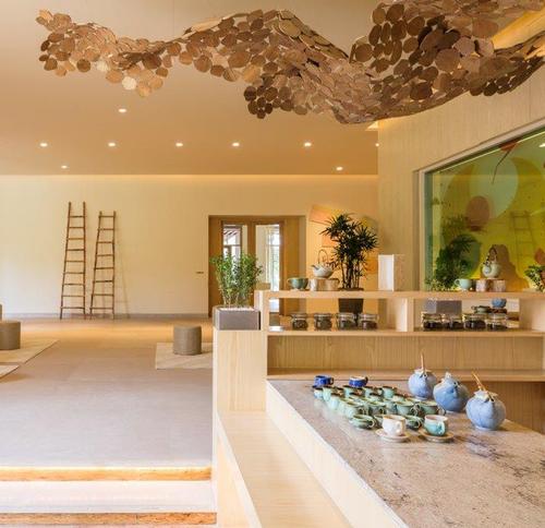 The retreat also features 500 pieces of bespoke artwork by Siraj Saxena / Vana