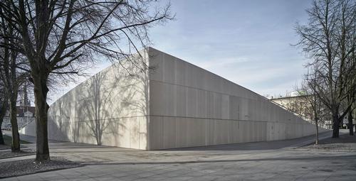 The same concrete used in the square forms the museum's facade, creating uniformity and turning the museum into a new quarter within Solidarity Square / KWK Promes