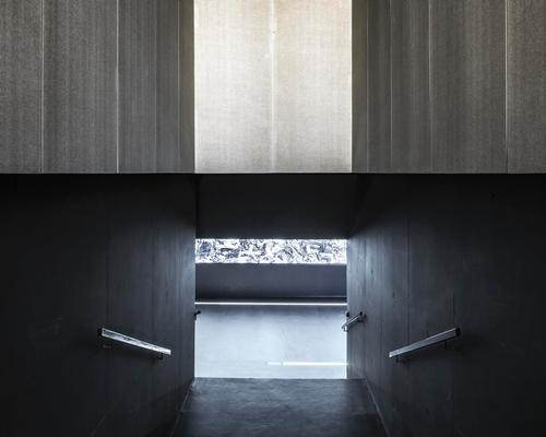 Minimalist design was used for the interiors, allowing the exhibits to be the main point of focus / KWK Promes