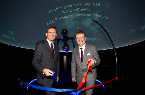 Dr. Michael Kaschke, president and CEO of ZEISS (left), and Prof. Dr. Wolfgang M. Heckl, director general of the Deutsches Museum / Zeiss