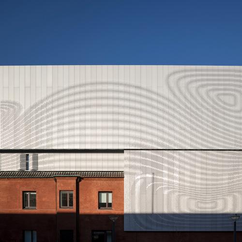 Recycled beer cans have been sued for the lightweight facade / Adam Mørk