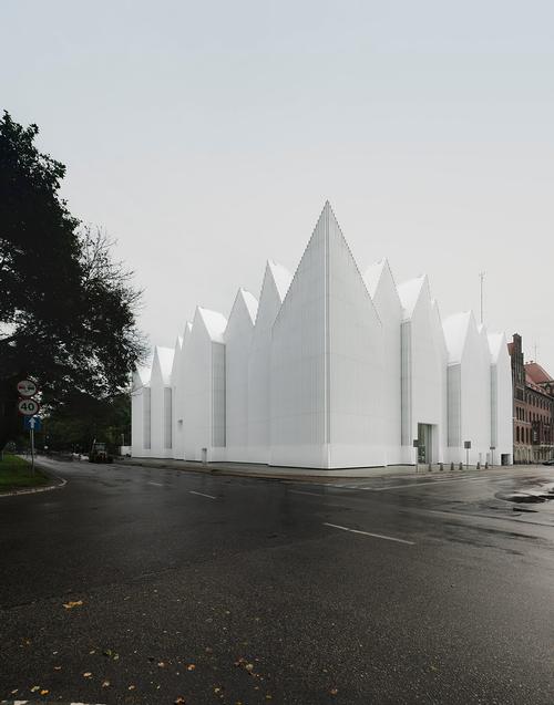 The Philharmonic Hall Szczecin, in Poland, makes use of glass and geometric shapes / Simon Menges