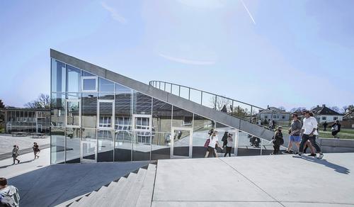 The new building connects sports areas to educational facilities / Rasmus Hjortshoj / BIG